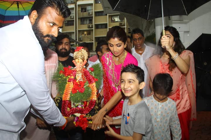 शिल्पा शेट्टी ने इस बार अपने घर पर डेढ़ दिन के लिए गणेश की मूर्ति स्थापित की थी. बाद में उन्होंने सारे विधि विधान के साथ अपने बाप्पा को विदाई दी. (तस्वीर: मानव मंगलानी)