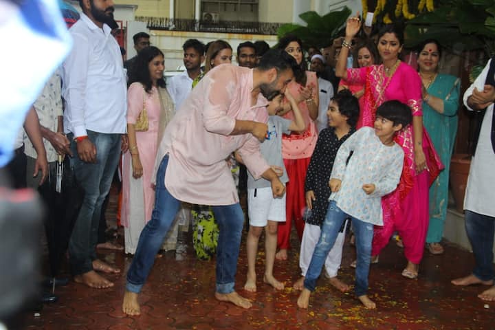 बॉलीवुड अभिनेत्री शिल्पा शेट्टी गणेशोत्सव के मौके पर अपने घर गणपति ज़रूर लाती हैं. पिछले 10 साल से लगातार शिल्पा अपने घर बाप्पा का स्वागत करती रही हैं. (तस्वीर: मानव मंगलानी)