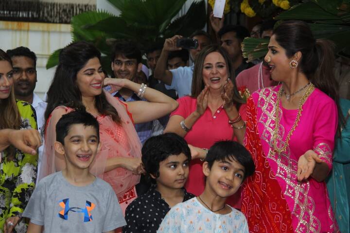 गणेश विसर्जन के मौके पर शिल्पा के साथ उनकी बहन शमिता शेट्टी भी नज़र आईं. इस दौरान दोनों बहनों ने जमकर डांस भी किया. (तस्वीर: मानव मंगलानी)