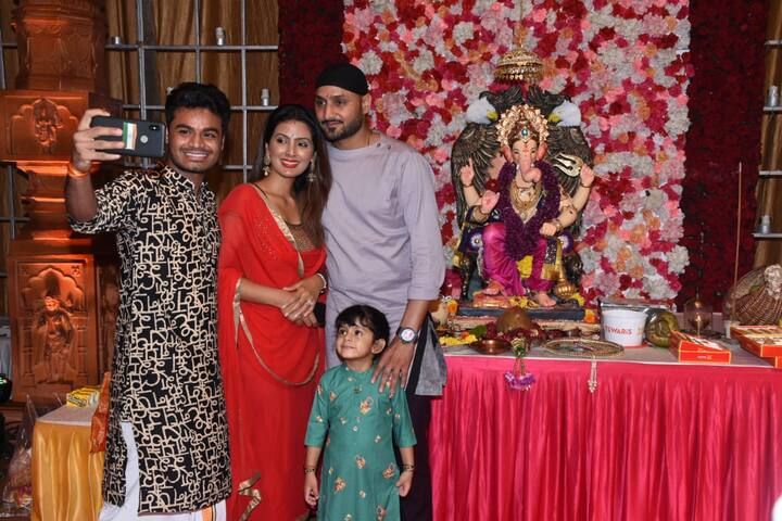 यहां पूजा के बाद कुछ लोग इस जोड़ी के साथ सेल्फी लेते भी नज़र आए.