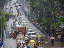 मूसलाधार बारिश से थमी मुंबई की रफ्तार, आम जीवन अस्त व्यस्त, सड़क-लोकल ट्रेनें-फ्लाइट बुरी तरह प्रभावित
