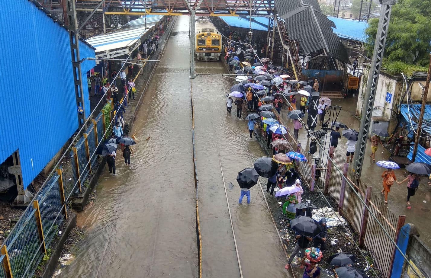 मूसलाधार बारिश से थमी मुंबई की रफ्तार, आम जीवन अस्त व्यस्त, सड़क-लोकल ट्रेनें-फ्लाइट बुरी तरह प्रभावित