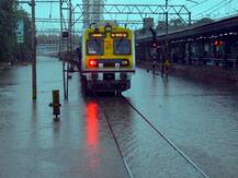 मुंबई बारिश: मुंबई, ठाणे-पालघर सहित कई इलाकों में रेड अलर्ट जारी, लोकल ट्रेन, सड़क यातायात बुरी तरह प्रभावित