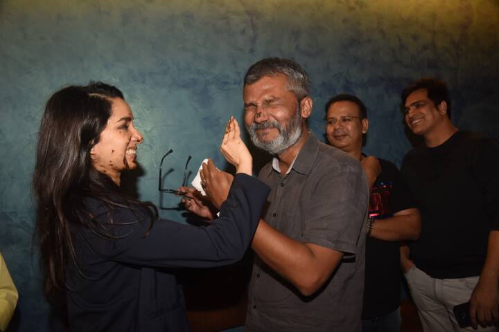 सभी सितारों ने इस दौरान वहां केक काटा और श्रद्धा कपूर निर्देशक नितेश तिवारी के चेहरे पर केक लगाती भी नज़र आईं. (तस्वीर: मानव मंगलानी)