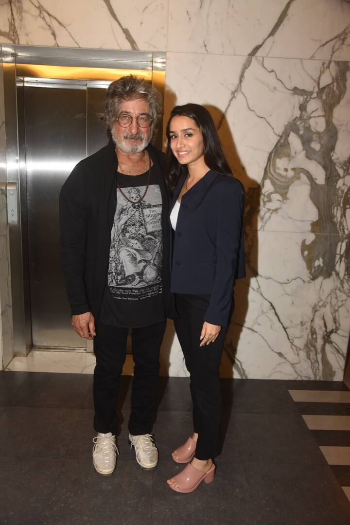स्पेशल स्क्रीनिंग में श्रद्धा कपूर के पिता और दिग्गज अभिनेता शक्ति कपूर ने भी शिरकत की. (तस्वीर: मानव मंगलानी)