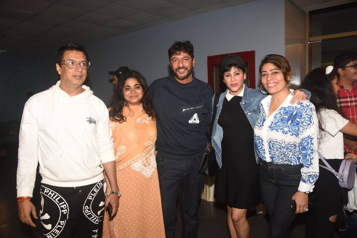 इस स्पेशल स्क्रीनिंग का आयोजन साजिद नाडियाडवाला और वरदा नाडियाडवाला ने किया था. (तस्वीर: मानव मंगलानी)