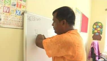 नारायण यादव जब बच्चों को दूसरे आम शिक्षकों की तरह पढ़ाते थे, तो लोग उन्हें देखकर हैरान रह जाते थे. हाथ के बिना भी वह तेजी से ब्लैक बोर्ड पर लिखते थे. बच्चों की कापियां जांचते थे. किताबों के पन्ने पलटते थे और रिपोर्ट कार्ड तैयार करने समेत दूसरे काम भी करते थे. इस बीच यूपी सरकार ने मानसिक रूप से कमज़ोर गरीब बच्चों की पढ़ाई के लिए सूबे में लखनऊ और प्रयागराज दो जगहों पर सरकारी आवासीय विद्यालय खोले तो शिक्षक नारायण यादव ने अपना तबादला यहीं करा लिया. उन्हें लगा कि मानसिक रूप से कमज़ोर बच्चों को शिक्षित व जागरूक करने का काम वह दूसरों से ज़्यादा बेहतर ढंग से कर सकते हैं.