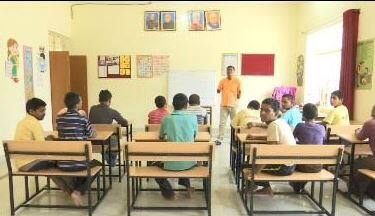 हाथ नहीं होने के बावजूद वह अपने स्टूडेंट्स के बीच लैपटॉप आपरेट कर उन्हें नई तकनीकों की जानकारी देते हैं तो साथ ही स्मार्ट फोन चलाकर अपने विद्यार्थियों का हाल चाल भी लेते रहते हैं. दिव्यांग होने के बावजूद छात्रों और दूसरे टीचर्स के बीच लोकप्रिय ये टीचर अपने हौसलों की बदौलत दिव्यांगता के अभिशाप होने के दावे को भी गलत साबित करते हैं. ख़ास बात यह है कि इस अनूठे टीचर ने मानसिक रूप से कमज़ोर बच्चों के दर्द को महसूस करते हुए अपना तबादला अब उनके ही स्कूल में करा लिया है. अपनी बेमिसाल सेवाओं व शिक्षा के प्रति समर्पण की वजह से प्रयागराज के इस अनूठे टीचर को तमाम जगहों पर सम्मानित भी किया जा चुका है.