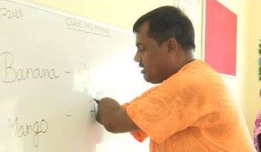 अपने हौसले और जज़्बे की वजह से शिक्षा जगत में बेमिसाल बने नारायण यादव मूल रूप से यूपी के मऊ जिले के रहने वाले हैं. सन 1990 में जब वह छठी क्लास में पढ़ते थे, तब उन्हें बिजली का ज़बरदस्त करंट लगा. डॉक्टर्स ने उनकी ज़िंदगी बचाने के लिए दोनों हाथों को काटा जाना ज़रूरी बताया. श्रीनारायण की ज़िंदगी बचाने के लिए परिवार वालों ने उनके दोनों हाथ कटवा दिए. शुरुआती कुछ दिन तो वह काफी परेशान रहे. ज़िंदगी उन्हें बोझ लगने लगी, लेकिन कुछ दिनों बाद ही उन्होंने अपनी कमज़ोरी को ताकत बनाने का फैसला किया.