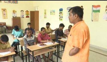 कहते हैं दिव्यांगता अभिशाप होती है, लेकिन अगर बुलंद हौसलों के साथ कोई काम किया जाए तो शारीरिक कमज़ोरी कभी मंज़िल तक पहुंचने में रुकावट नहीं हो सकती. यह बात प्रयागराज के एक सरकारी स्कूल में पढ़ाने वाले शिक्षक नारायण यादव पर पूरी तरह फिट बैठती है. नारायण जब छठीं क्लास में पढ़ते थे, तभी एक हादसे का शिकार होने की वजह से उनके दोनों हाथ काटकर अलग कर दिए गए, लेकिन उन्होंने हिम्मत नहीं हारी और खुद इतनी डिग्रियां हासिल कीं, जो किसी साधारण इंसान के लिए किसी सपने से कम नहीं होती.