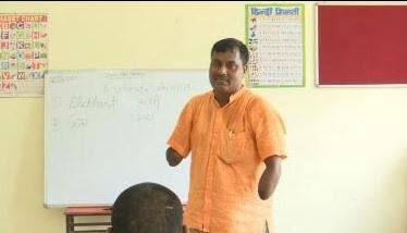 नारायण यादव ने ग्रेजुएशन करने के बाद स्पेशल बीएड, एमए व एलएलबी समेत कई डिग्रियां हासिल कीं. अपनी काबिलियत के भरोसे वह कई दूसरी नौकरियां भी हासिल कर सकते थे, लेकिन उन्होंने शिक्षक बनने का ही फैसला किया, ताकि दूसरों की ज़िंदगी में उजाला भर सकें. लोगों को जागरूक व ज़िम्मेदार बना सकें. उन्हें बेसिक शिक्षा विभाग में नौकरी मिल गई और वह बांदा जिले में शिक्षक बन गए.