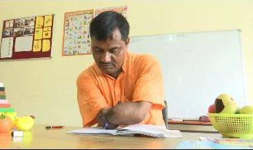 प्रयागराज शहर से करीब पचीस किलोमीटर दूर कौड़िहार इलाके में चल रहे इस विशेष विद्यालय में भी शिक्षक श्री नारायण यादव ने कुछ ही दिनों में अपनी अलग पहचान बना ली है. स्कूल में वह किसी को भी अपने दिव्यांग होने का एहसास नहीं होने देते. नारायण यादव अपनी तमाम खूबियों की वजह से स्टूडेंट्स और टीचर्स के साथ ही समाज में भी खासे लोकप्रिय हैं. उन्हें अब तक तमाम संस्थाएं सम्मानित भी कर चुकी हैं.