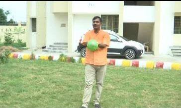 दोनों हाथ नहीं होने के बावजूद वह न सिर्फ आम शिक्षकों की तरह बच्चों को पढ़ा रहे हैं, बल्कि मानसिक रूप से कमज़ोर उन बच्चों में भी शिक्षा की अलख जगा रहे हैं जो आर्थिक रूप से बेहद कमज़ोर होते हैं. ये अनूठे टीचर दूसरे शिक्षकों की तरह तेजी से ब्लैकबोर्ड पर लिखते हैं. बच्चों की कापियां जांचते हैं. संगीत के वाद्य यंत्रों को बजाकर अपने स्टूडेंट्स का मनोरंजन करते हैं तो साथ ही उनके बीच वालीबाल जैसे आउटडोर गेम्स खेलकर उन्हें फिट रहने का भी संदेश देते हैं.