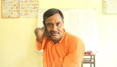 नारायण यादव जितने अच्छे शिक्षक हैं, उतने ही सच्चे समाजसेवी भी हैं. वह दिव्यांगों के लिए काफी काम करते हैं. वह अपने कुछ सहयोगियों के साथ मिलकर हर साल सौ दिव्यांगों का सामूहिक विवाह भी कराते हैं. उनकी उम्र अभी महज़ अड़तीस साल है. उन्हें अभी लंबा सफर तय करना है, लेकिन उनके हौसले और जज़्बे को देखकर कहा जा सकता है कि अपनी विकलांगता को मीलों पीछे छोड़कर आज वह हजारों लाखों लोगों के लिए प्रेरणास्रोत बने हुए हैं.