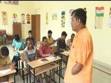 टीचर्स डे स्पेशल: दोनों हाथ कटे हैं, फिर भी बेमिसाल है प्रयागराज का यह अनूठा शिक्षक