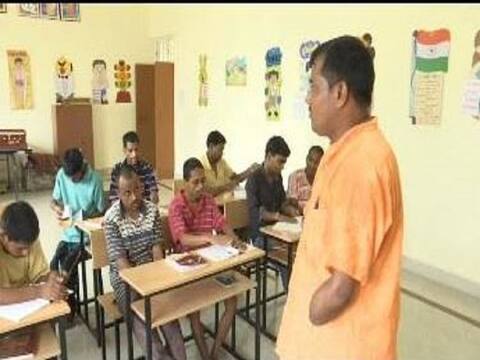 टीचर्स डे स्पेशल: दोनों हाथ कटे हैं, फिर भी बेमिसाल है प्रयागराज का यह अनूठा शिक्षक टीचर्स डे स्पेशल: दोनों हाथ कटे हैं, फिर भी बेमिसाल है प्रयागराज का यह अनूठा शिक्षक