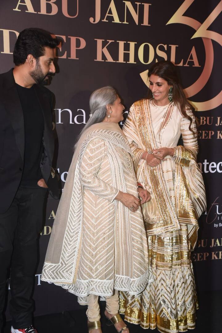 बता दें कि पिछले दिनों श्वेता बच्चन अबू जानी और संदीप खोसला के लिए रैम्प पर भी उतरी थीं. (Photo Credit: Manav Manglani)