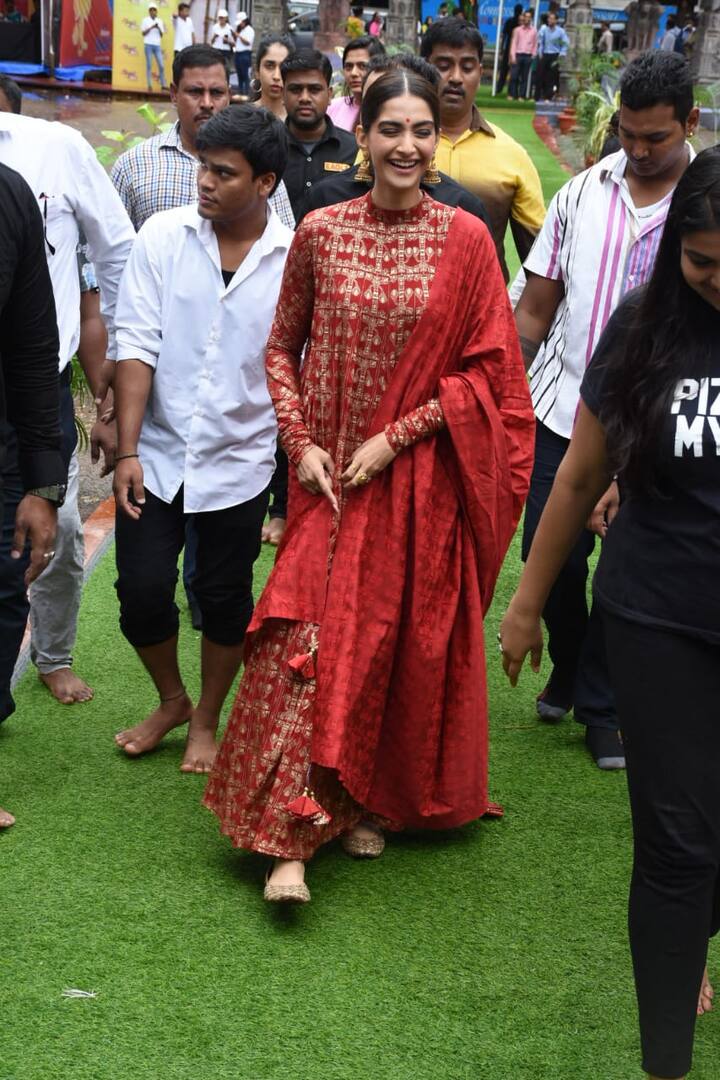 सोनम कपूर की फिल्म को लेकर सोशल मीडिया पर चर्चा है. 20 सितंबर को रिलीज किया जा रहा है. फिल्म को अभिषेक शर्मा ने डायरेक्ट किया है. फिल्म के प्रोडक्शन का जिम्मा फॉक्स स्टार स्टूडियो ने संभाला है. (Photo Credit: Manav Manglani)