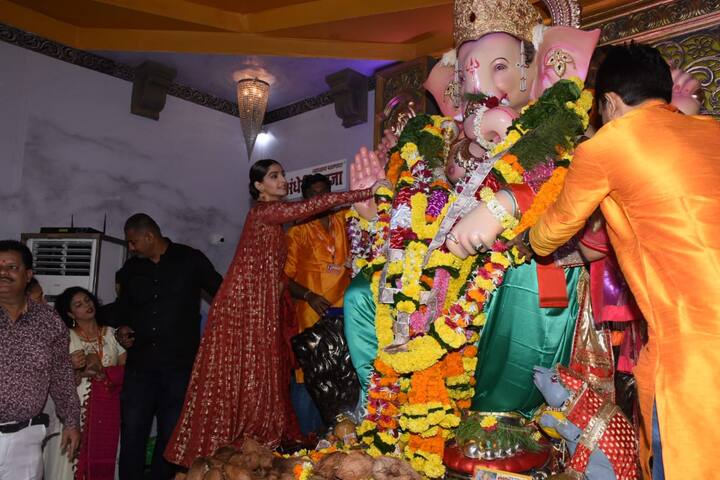 इस दौरान सोनम कपूर लाल और गोल्डन कलर का सूट पहने ट्रेडिशनल अंदाज में बेहद खूबसूरत लग रही थीं. (Photo Credit: Manav Manglani)