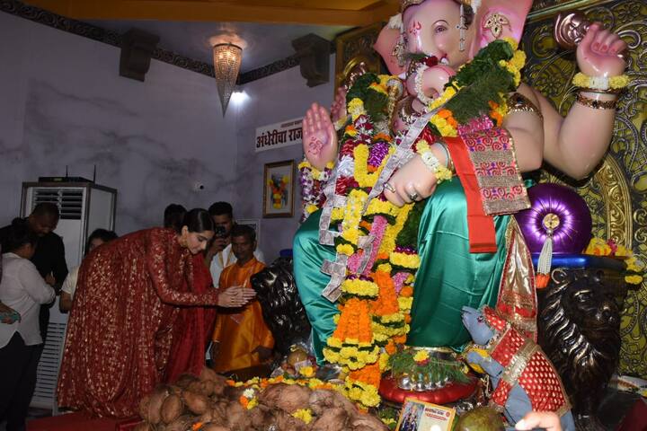 सोनम कपूर कपूर इन दिनों फिल्मा जोया फैक्टर की रिलीज का इंतजार कर रही है. फिल्म का गाना लकी चार्म रिलीज हो चुका है. (Photo Credit: Manav Manglani)