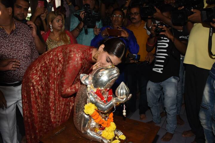 तस्वीरों में आप देख सकते हैं कि सोनम कपूर ने गणपति के वाहन मूषक के कान में बोलकर अपने लिए मन्नत मांगी. (Photo Credit: Manav Manglani)
