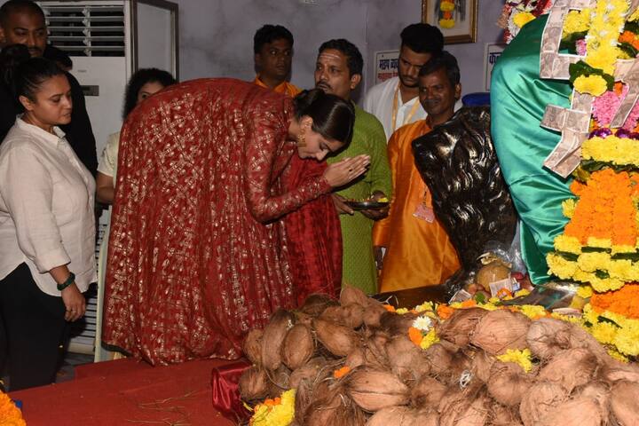 सोनम कपूर ने इस पूजा के लिए फैशन डिजाइनर मसाबा के खूबसूरत आउटफिट्स को चुना था. (Photo Credit: Manav Manglani)
