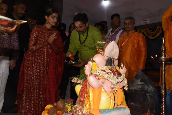 सोनम कपूर अक्सर ही अपने फैशन स्टेटमेंट को लेकर लाइमलाइट में रहती हैं. (Photo Credit: Manav Manglani)