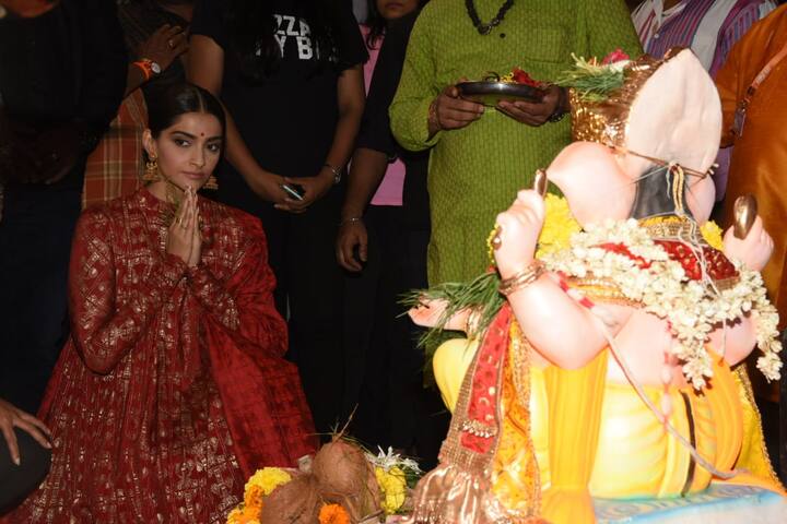 फिल्म के रिलीज होने से पहले सोनम कपूर मंदिरों में प्रार्थना करते नजर आ रही हैं. (Photo Credit: Manav Manglani)