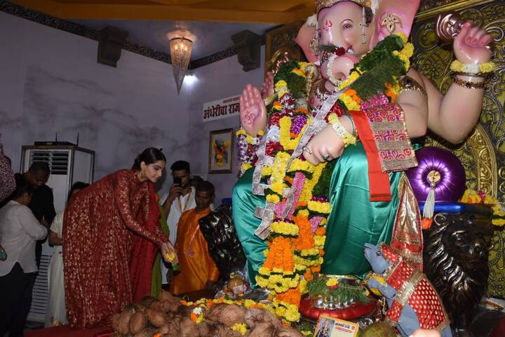 देश भर में इन दिनों गणेश उत्सव की धूम हैं. ऐसे में बॉलीवुड अभिनेत्री सोनम कपूर बप्पा के दर्शन करने के लिए मुंबई में अंधेरीचा राजा के दरबार पहुंचीं. इस दौरान सोनम की पूजा करते काफी सारी खूबसूरत तस्वीरें हम आपके लिए लेकर आए हैं. सोनम की तस्वीरों को देखने के लिए रुख कीजिए आगे की स्लाइड्स का. (Photo Credit: Manav Manglani)