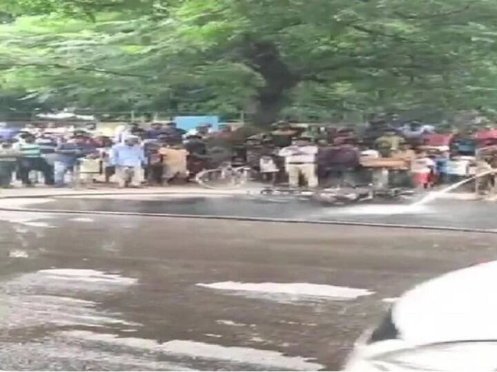 delhi man fire his bike after challan दिल्लीः नशे की हालत में चला रहा था बाइक, चालान कटने के बाद गाड़ी में लगाई आग