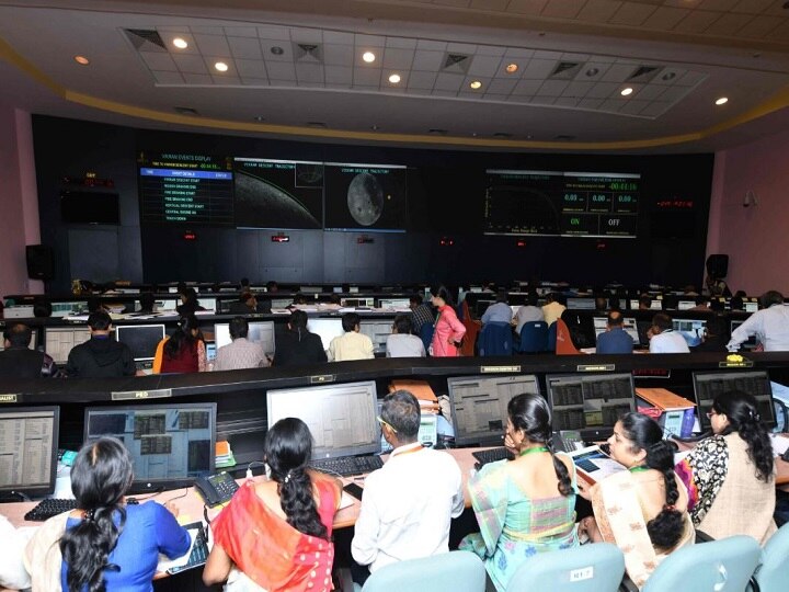 Chandrayaan 2 Communication from lander Vikram lost 2.1 km above lunar surface ISRO Chandrayaan-2: इसरो का 2.1 किलोमीटर पहले लैंडर से संपर्क टूटा, डाटा का अध्ययन जारी