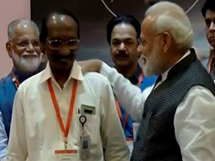 चंद्रयान-2: संपर्क टूटने के बाद इसरो सेंटर में नहीं रुके थे पीएम मोदी, अब खुद बताई वजह PM Modi tells why he did not stay at ISRO centre after Chandrayan 2 lost connection चंद्रयान-2: संपर्क टूटने के बाद इसरो सेंटर में नहीं रुके थे पीएम मोदी, अब खुद बताई वजह