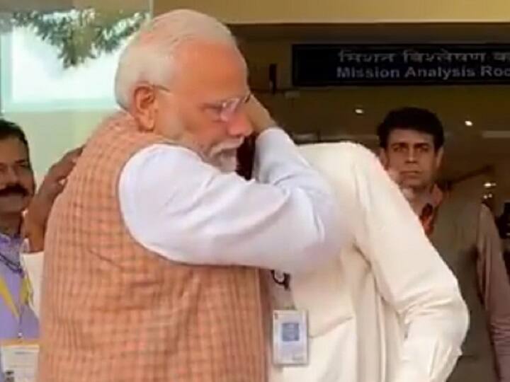 पीएम मोदी राष्ट्र और वैज्ञानिकों को संबोधित करने के बाद इसरो केंद्र में घूमे और वहां मौजूद सभी वैज्ञानिकों से एक-एक करके मिले. इस दौरान पीएम मोदी जब इसरो केंद्र से अपनी गाड़ी की तरफ जा रहे थे, तभी इसरो प्रमुख के सिवन भावुक हो गए.