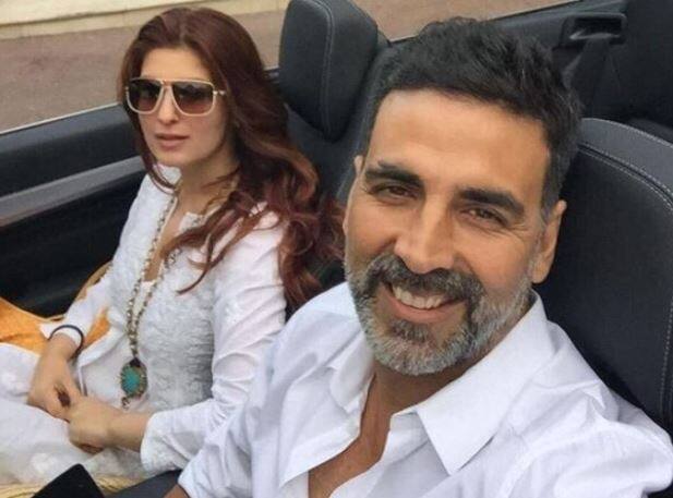 फिल्म ‘खिलाड़ियों का खिलाड़ी’ के दौरान अक्षय का पीठ और कंधा टूटते-टूटते बचा था. दरअसल, फिल्म के एक किरदार ‘अंडरटेकर’ से फाइट सीन के वक्त उनके साथ ये हादसा हुआ था. सीन में उन्हें 350 पाउंड के अंडरटेकर को उठाना था. अक्षय पैदा और बड़े भले ही भारत में हुए हैं लेकिन उनके पास कनाडा की नागरिकता है.