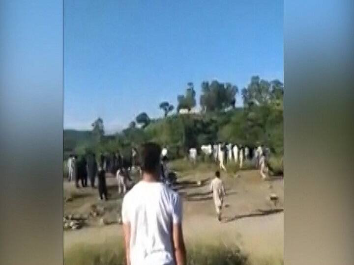 protest against pakistan army and government in pok जबरन एलओसी पर भेजने और तनाव बढ़ाने पर PoK में पाक सेना और सरकार के खिलाफ सड़क पर उतरे लोग