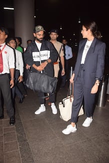 वेस्टइंडीज़ दौरा फतह कर अनुष्का शर्मा के साथ मुंबई लौटे विराट कोहली, सामने आईं ये तस्वीरें