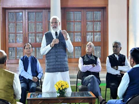 पीएम मोदी ने अपने प्रिंसिपल सेक्रेटरी नृपेंद्र मिश्रा को प्रधानमंत्री आवास पर दिया फेयरवेल पीएम मोदी ने अपने प्रिंसिपल सेक्रेटरी नृपेंद्र मिश्रा को प्रधानमंत्री आवास पर दिया फेयरवेल