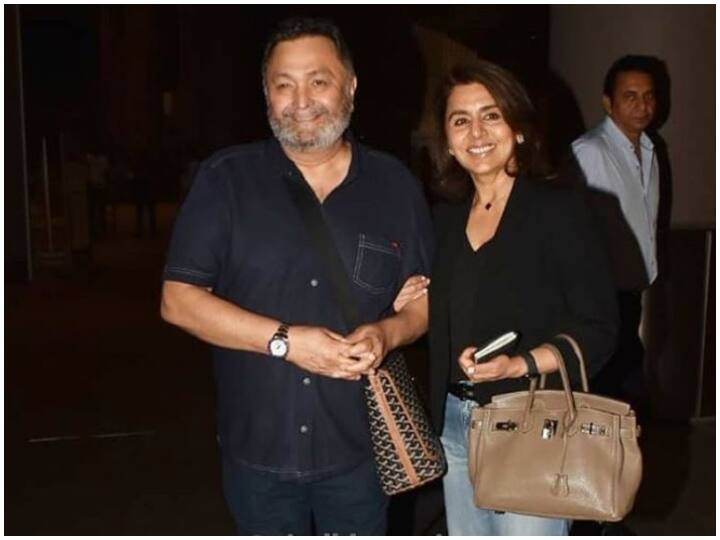 VIDEO: कैंसर का इलाज करा कर भारत लौटे ऋषि कपूर, एयरपोर्ट पर मुस्कुराते हुए दिया पोज, देखें Rishi Kapoor Neetu Kapoor all smiles as they returns back to India post cancer treatment in New York VIDEO: कैंसर का इलाज करा कर भारत लौटे ऋषि कपूर, एयरपोर्ट पर मुस्कुराते हुए दिया पोज, देखें