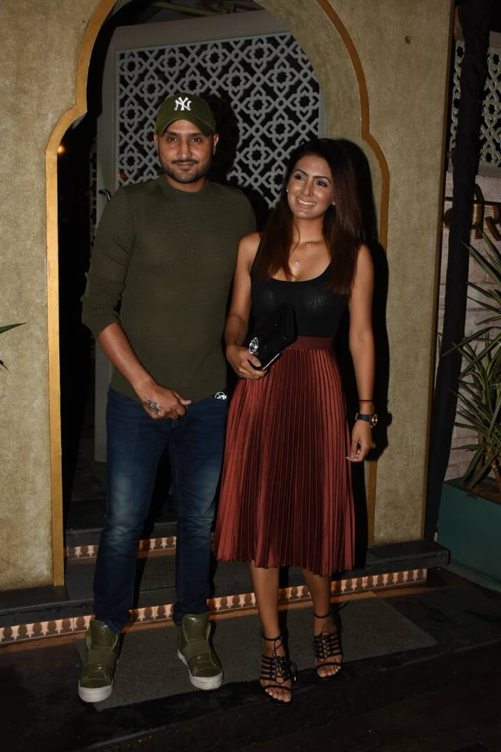 ये दोनों सितारे मुंबई में कल रात डिनर करने निकले. उसी दौरान इनकी ये खूबसूरत तस्वीरें क्लिक की गईं.