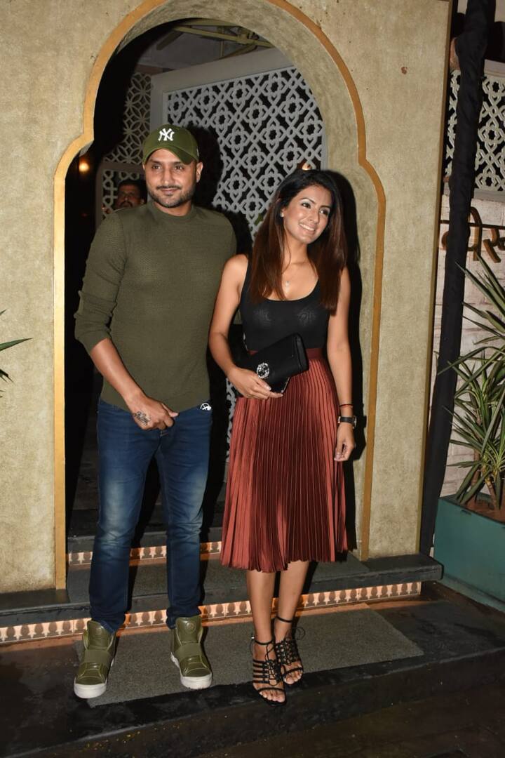 गीता बसरा इस डिनर डेट के दौरान स्कर्ट और शीयर ब्लैक टॉप में नज़र आईं.