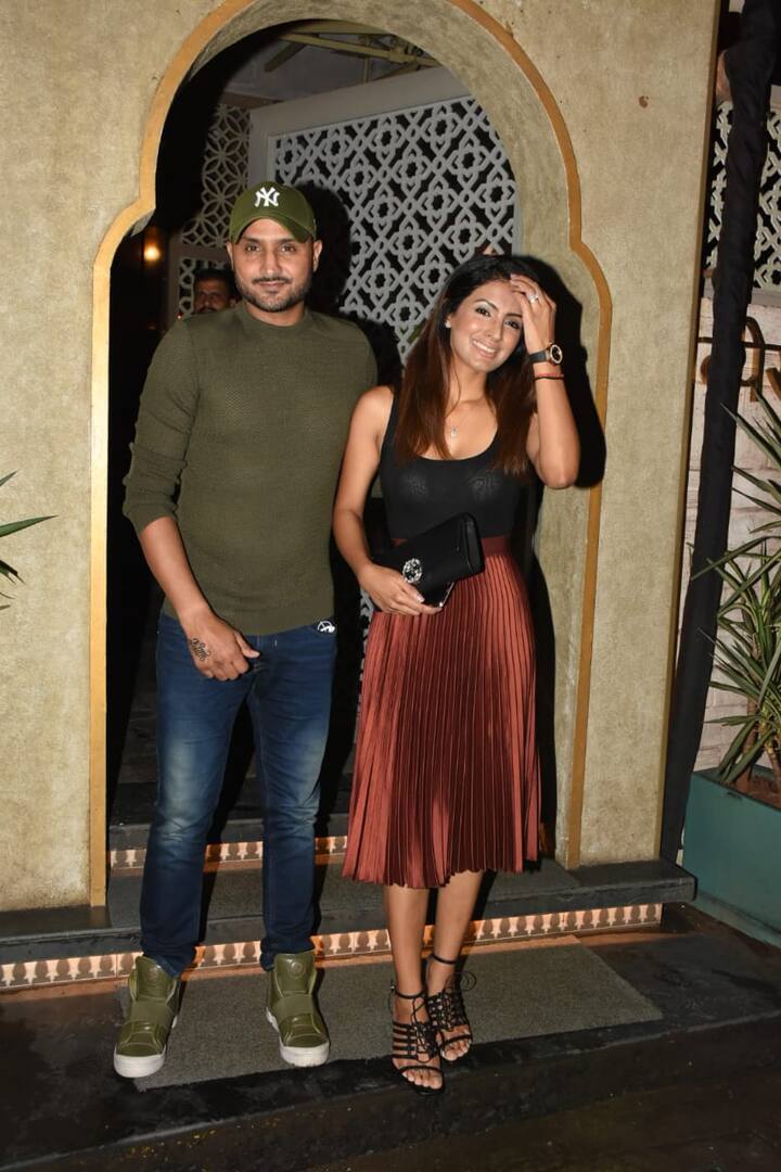 हमेशा की तरह गीता ने यहां पति के साथ मुस्कुराते हुए पोज दिया.