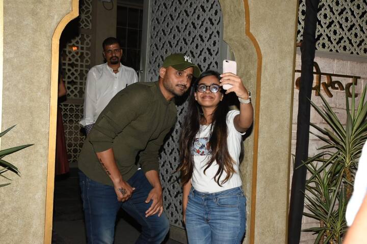 हरभजन सिंह यहां फैंस के साथ सेल्फी क्लिक कराते भी नज़र आए.