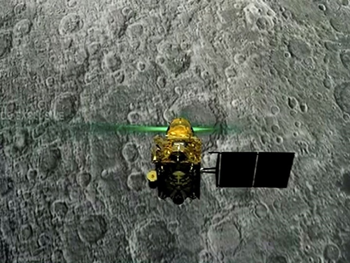 Chandrayaan-2 lander Vikram intact, but tilted, near planned landing site चंद्रयान-2: चांद की सतह पर टकराने से झुका लैंडर विक्रम, लेकिन साबुत अवस्था में: इसरो