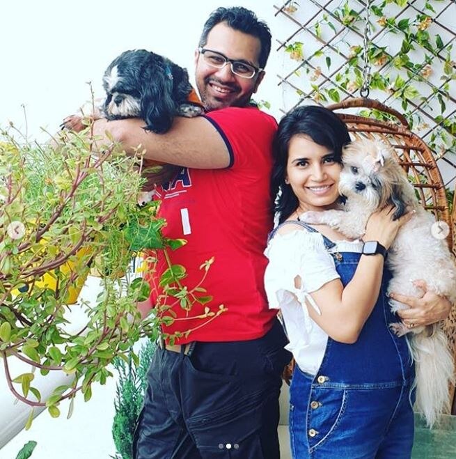 टेलीविजन एक्ट्रेस प्रिया आहूजा ने बहुत ही शानदार तरीके से सोशल मीडिया के जरिए अपनी प्रेग्नेंसी की गुड न्यूज सभी के साथ शेयर की थी. अब एक्ट्रेस ने एक बार फिर से अपने पति के साथ बेबी बंप फ्लॉन्ट करते हुए खूबसूरत तस्वीरें अपने फैंस के साथ शेयर की हैं. (Photo Credit: @priyaahujarajda Instagram)