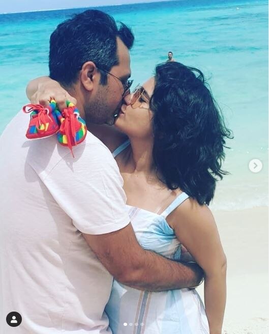 प्रिया ने प्रेग्नेंसी की अनाउंसमेंट करते हुए कई तस्वीरें शेयर की है. जिनमें से प्रिया की ये तस्वीर सबसे खूबसूरत है. प्रिया अपने पति को किस कर रही है और उनके हाथों में नन्हें मेहमान के जूते दिख रहे है. (Photo Credit: @priyaahujarajda Instagram)