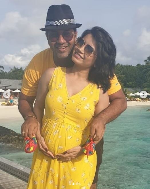 इसके साथ ही बाकि की तस्वीरे में प्रिया का बेबी बंप भी साफ दिखाई दे रहा है. (Photo Credit: @priyaahujarajda Instagram)