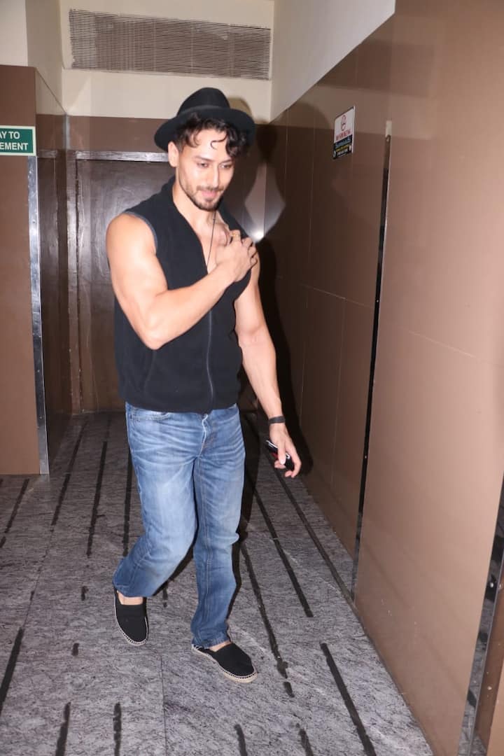 बॉलीवुड अभिनेता टाइगर श्रॉफ हाल ही में एक बार फिर से अभिनेत्री और अपनी कथित गर्लफ्रेंड दिशा पाटनी के साथ मूवी डेट के बाद स्पॉट किए गए. (Photo Credit: Manav Manglani)