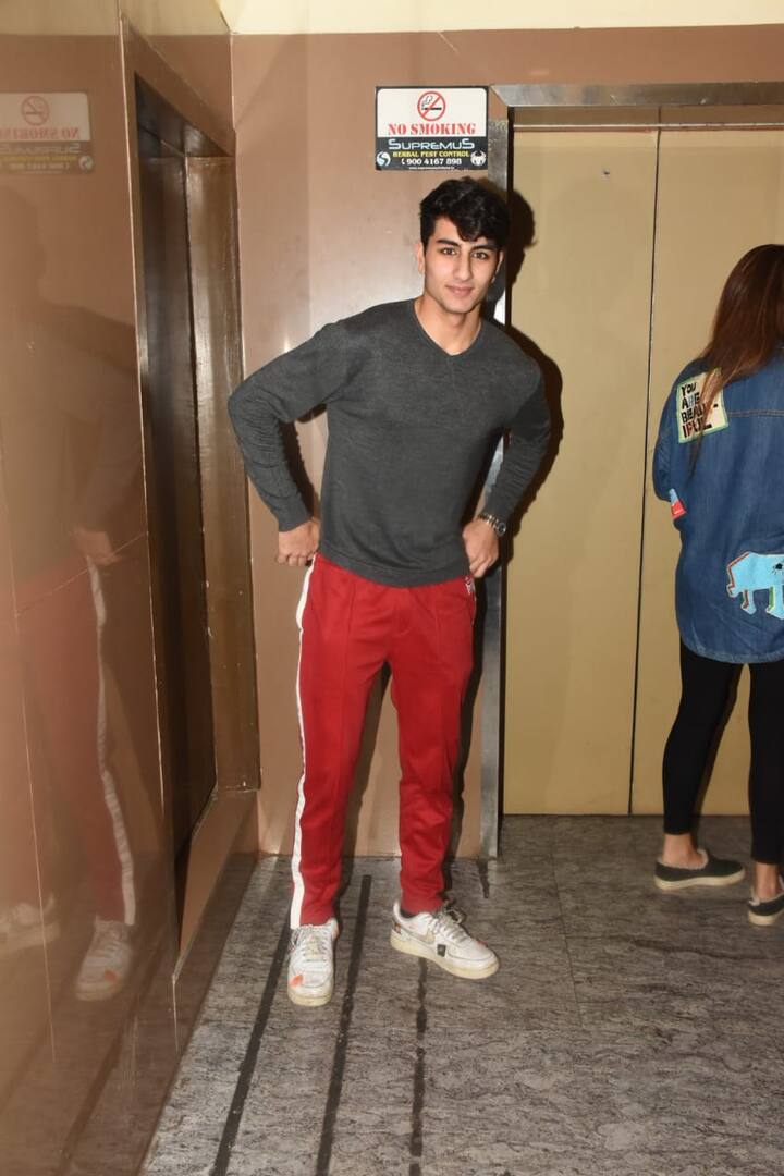  तस्वीरों में आप देख सकते हैं कि इब्राहिम इस दौरान लोअर और टी शर्ट में काफी कैजुअल लुक में नजर आए. (Photo Credit: Manav Manglani)