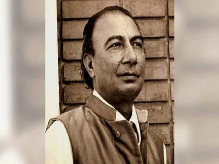 Special: कबाड़ में अपनी नज़्मों को देख साहिर होते तो कहते- 'देख लिया घर फूंक तमाशा, जान लिया अपना अंजाम' Sahir Ludhianvi Special handwritten shayris found in scrap mumbai Special: कबाड़ में अपनी नज़्मों को देख साहिर होते तो कहते- 'देख लिया घर फूंक तमाशा, जान लिया अपना अंजाम'