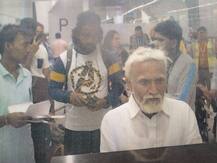 दिल्ली: 82 साल के बुजुर्ग के भेष में विदेश जा रहा था 32 वर्षीय युवक, एयरपोर्ट पर CISF ने पकड़ा